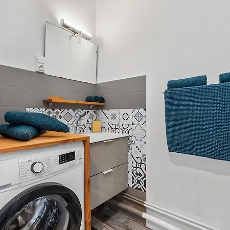 Azur ,5 Min -5 Min Arena - Clim - Parking Gratuit Privee - 4 Personnes 아파트